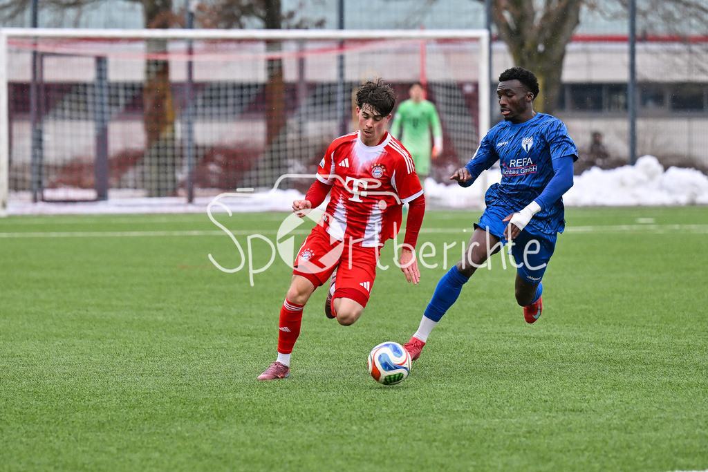 FC Bayern Amateure - SGV Freiberg Fussball | MUNICH, GERMANY - 29. JANUARY: im Duell Maximilian SCHUHBAUER (FC Bayern München II 7) und Abou Dramane BALLO (SGV Freiberg 27) während dem Testspiel zwischen den Amateuren des FC Bayern und dem SGV Freiberg Fussball am FC Bayern Campus