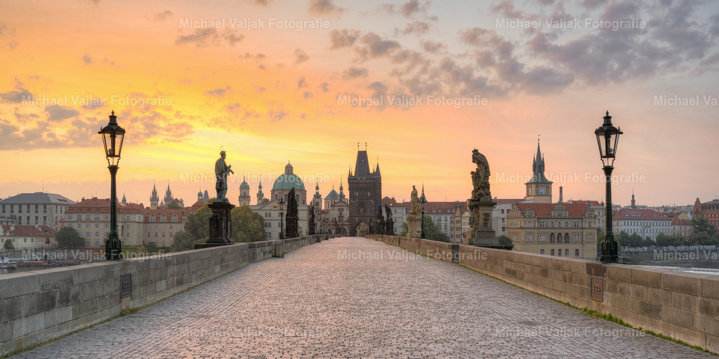 Karlsbrücke Prag | Blick von der Karlsbrücke in Richtung Prager Altstadt bei Sonnenaufgang. - Realisiert mit Pictrs.com