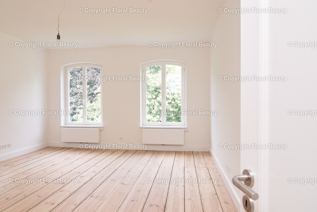 Altbauhaus nach Renovierung | unmöbliertes Zimmer in renoviertem Altbau, Fensterrundbögen - Realisiert mit Pictrs.com