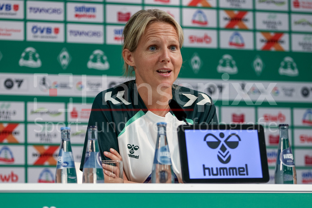 Fussball, Google Pixel Frauen-Bundesliga, Vorstellung Trainerin SV Werder Bremen | Friederike Kromp (Fritzy Kromp, Trainerin, Cheftrainerin, SV Werder Bremen) bei ihrer Vorstellung als neue Trainer der Frauen, Frauenmannschaft des SV Werder Bremen, Portrait, Nahaufnahme, Einzelfoto, Einzelbild, DIE DFB-RICHTLINIEN UNTERSAGEN JEGLICHE NUTZUNG VON FOTOS ALS SEQUENZBILDER UND/ODER VIDEOÄHNLICHE FOTOSTRECKEN. DFB REGULATIONS PROHIBIT ANY USE OF PHOTOGRAPHS AS IMAGE SEQUENCES AND/OR QUASI-VIDEO.