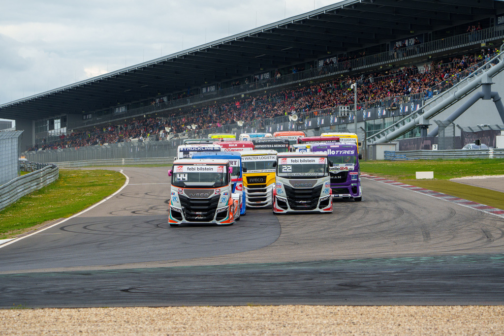 A7406669 | 13.07.2024 Goodyear FIA European Truck Racing Championship (ETRC) NürburgringBild: Start des ETRC Rennen 2. #44 Steffil Halm (DE) in Führung dicht gefolgt von #22 Lukas Hahn (DE). Einfacht ins Castrol-S - Realisiert mit Pictrs.com