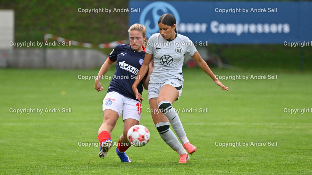Holstein Kiel vs VfL Wolfsburg II | Emma Jöhnk (Holstein #18) vs Shani Outlaw (Wolfsburg #23) / Fußball-Regionalliga Nord Frauen 2026/2027 / Holstein Kiel vs VfL Wolfsburg II / Waldwiese / Kiel / 13.09.26 - Realisiert mit Pictrs.com