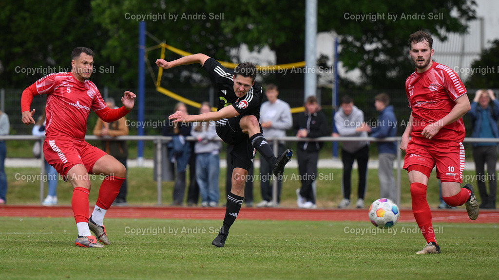 Gettorfer SC vs MTV Dänischenhagen | Yannik Herzig (Gettorf #5) &amp; Hannes Schmidt (Gettorf #10) / Tim Ladewig (Dänischenhagen #3) / Fußball-Verbandsliga Ost Männer 2024/2025 / Gettorfer SC vs MTV Dänischenhagen / Sportpark 1 / Gettorf / 24.05.25 - Realisiert mit Pictrs.com