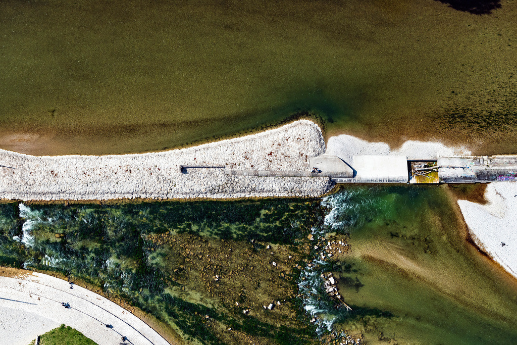dr__0095976.jpg | MüNCHEN 28.04.2022 Uferbereiche am Flußverlauf der Isar an der Reichenbachbrücke in München im Bundesland Bayern, Deutschland. // Riparian zones on the course of the river of Isar on Reichenbachbruecke in Munich in the state Bavaria, Germany. Foto: Daniel Reiter