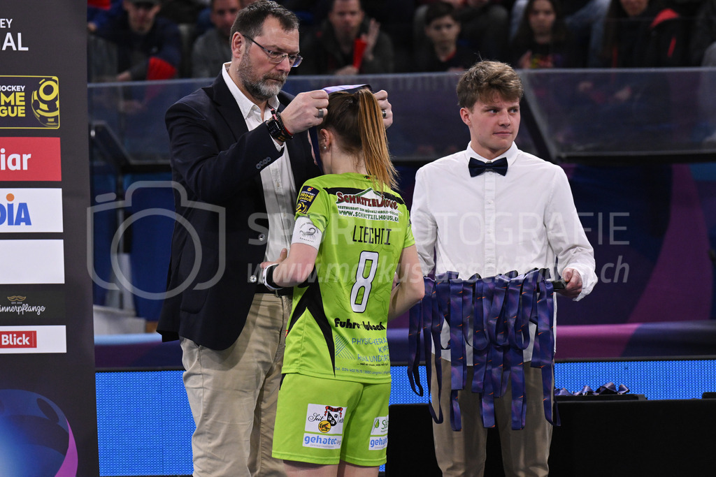 Kloten-Dietlikon Jets vs Skorpion Emmental Zollbrück - 15. April 2023 | 15.04.2023, Kloten, stimo arena, Swiss Unihockey Superfinal Frauen: Kloten-Dietlikon Jets - UHV Skorpion Emmental, Lisa Liechti (#8 Skorpion Emmental Zollbrueck) erhält ihre Medaille. - Realisiert mit Pictrs.com
