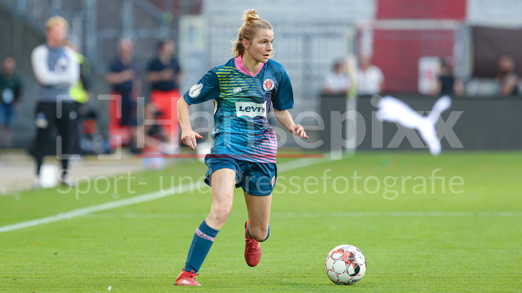 Fussball, DFB-Pokal Frauen, FC St. Pauli - Hamburger SV | v.li.: Emma Forchel (FC St. Pauli, 30) Freisteller, Einzelbild, Ganzkörper, Aktion, Action, Spielszene, DIE DFB-RICHTLINIEN UNTERSAGEN JEGLICHE NUTZUNG VON FOTOS ALS SEQUENZBILDER UND/ODER VIDEOÄHNLICHE FOTOSTRECKEN. DFB REGULATIONS PROHIBIT ANY USE OF PHOTOGRAPHS AS IMAGE SEQUENCES AND/OR QUASI-VIDEO.