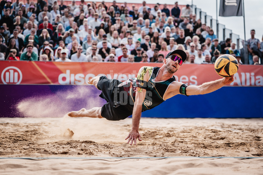 Beachvolleyball | Männer | Allianz German Beach Tour 2025 | Tourstop Düsseldorf | 18.05.2025 | Clemens Wickler springt zum Ball