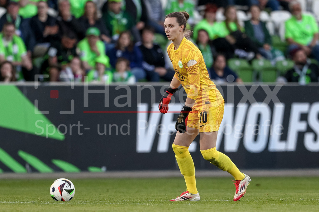 Fussball, Google Pixel Frauen-Bundesliga, VfL Wolfsburg - TSG 1899 Hoffenheim | Anneke Borbe (Torhüterin, Torwart, VfL Wolfsburg, 30) am Ball, Freisteller, Einzelbild, Ganzkörper, Aktion, Action, Spielszene, DIE DFB-RICHTLINIEN UNTERSAGEN JEGLICHE NUTZUNG VON FOTOS ALS SEQUENZBILDER UND/ODER VIDEOÄHNLICHE FOTOSTRECKEN. DFB REGULATIONS PROHIBIT ANY USE OF PHOTOGRAPHS AS IMAGE SEQUENCES AND/OR QUASI-VIDEO.