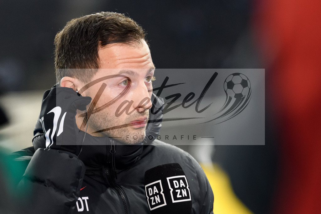 BSCRBL20220220_255 | Fussball, Herren: Trainer Domenico Tedesco (RB Leipzig) schaut bei dem Spiel der 1. Bundesliga zwischen Hertha BSC und RB Leipzig im Olypiastadion am 20.02.2022 in Berlin, Deutschland.DFB / DFL REGULATIONS PROHIBIT ANY USE OF PHOTOGRAPHS AS IMAGE SEQUENCES AND/OR QUASI-VIDEO. - Realisiert mit Pictrs.com