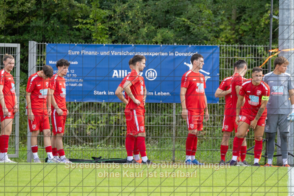 20250831_150024_0026 | #,TSG Salach (weiß) vs. SV Ebersbach (rot), Fußball, Bezirksliga - Bezirk Neckar/Fils, 02. Spieltag, Saison 2025/2026, Rasensportplatz, Staufenecker Straße, 73084 Salach, 31.08.2025 - 15:00 Uhr,Foto: PhotoPeet-Sportfotografie/Peter Harich