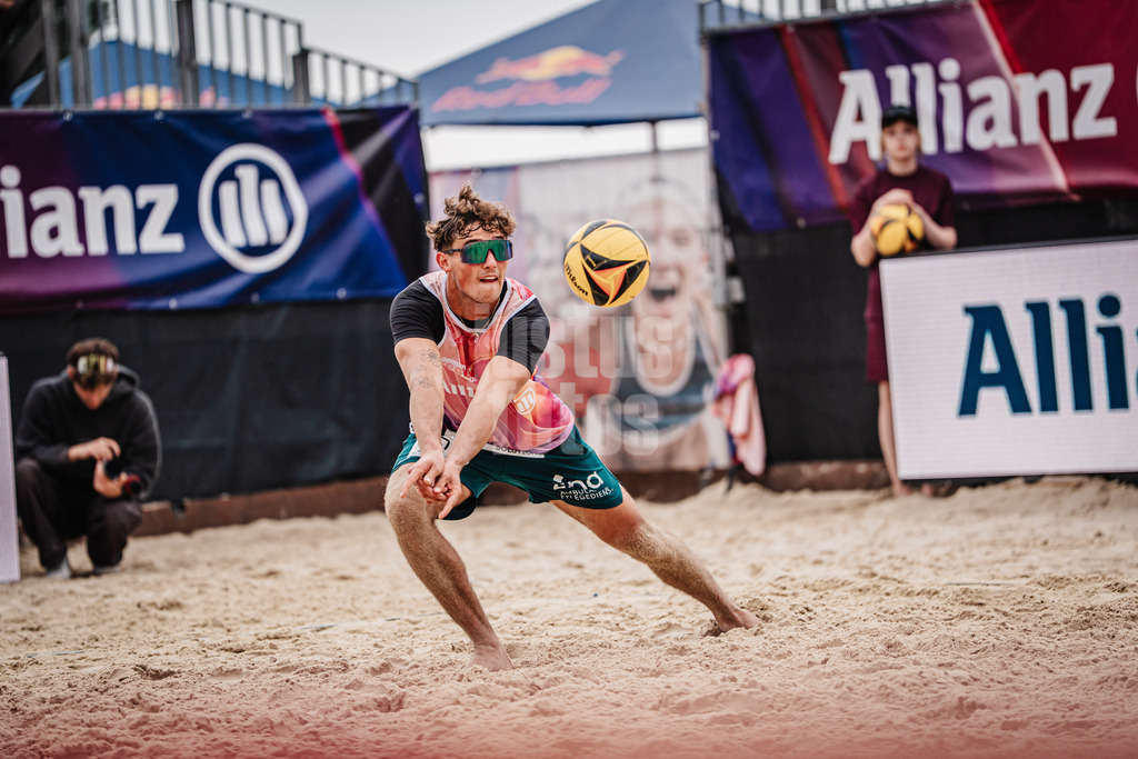 Beachvolleyball | Männer | Allianz German Beach Tour 2025 | Tourstop Bremen | 15.06.2025 | Hennes Nissen spielt den Ball