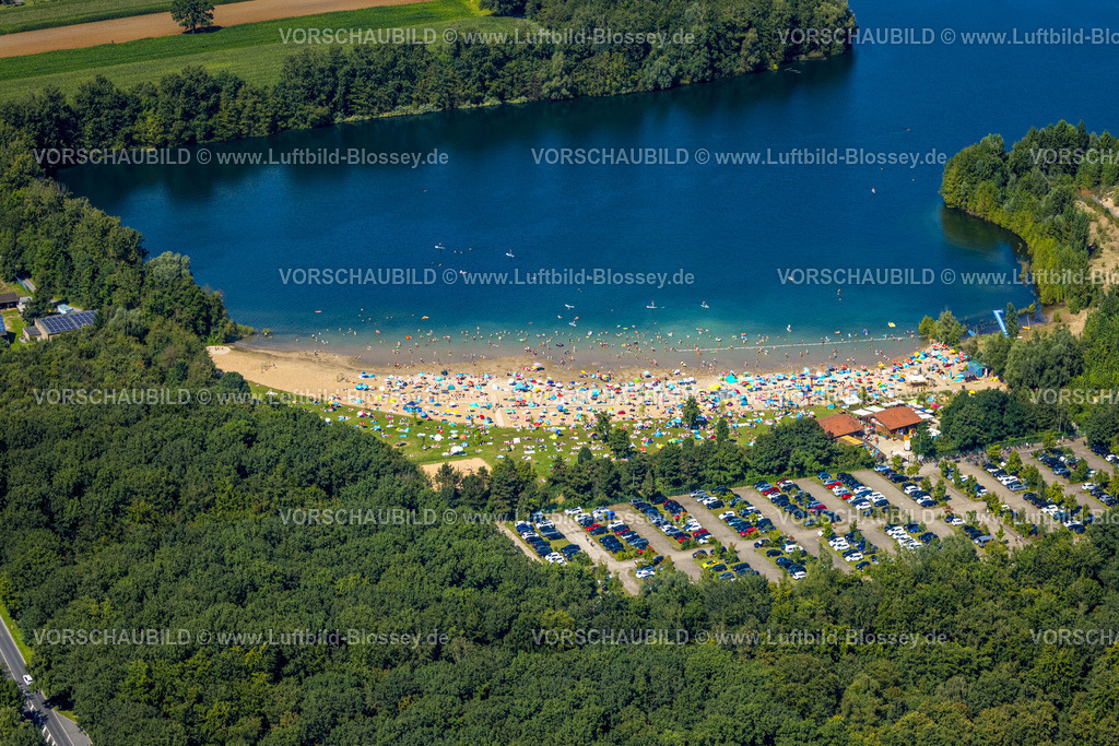 Voerde240802928StrandbadTenderingssee_Freibad | Luftbild, Strandbad Tenderingssee, Freibad am Tender, Sandstrand und Badegäste mit bunten Sonnenschirmen, Kiosk und Parkplätze, Möllen, Voerde, Ruhrgebiet, Nordrhein-Westfalen, Deutschland