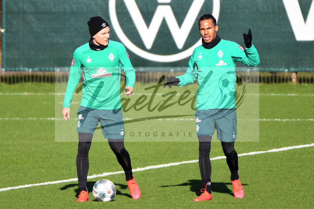 20200205_TRASVW_0056 | Fußball, Herren: Ludwig Augustinsson (SV Werder Bremen) und Theodor Gebre Selassie (SV Werder Bremen) schauen waehrend der Trainingseinheit des SV Werder Bremen im Wohninvest Weserstadion am 05.02.2020 in Bremen, Deutschland. - Realisiert mit Pictrs.com