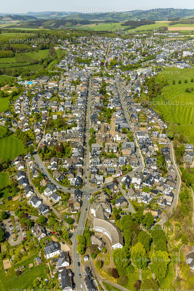 Schmallenberg240505469 | Luftbild, Wohngebiet Ortsansicht Schmallenberg Süd, Oststraße und Weststraße, Rathaus, Schmalenhaus historische Sehenswürdigkeit, Schmallenberg, Sauerland, Nordrhein-Westfalen, Deutschland