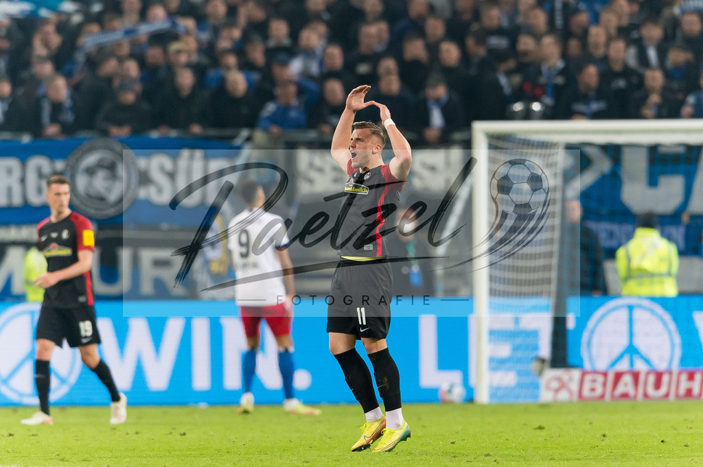 HSVSCF20220419_146 | Fussball, Herren: Ermedin Demirovic (SC Freiburg) Schlussjubel, jubelt nach dem 1:3 Sieg beim DFB-Pokal-Halbfinalspiel zwischen Hamburger SV und SC Freiburg im Volksparkstadion am 19.04.2022 in Hamburg, Deutschland.DFB / DFL REGULATIONS PROHIBIT ANY USE OF PHOTOGRAPHS AS IMAGE SEQUENCES AND/OR QUASI-VIDEO. - Realisiert mit Pictrs.com