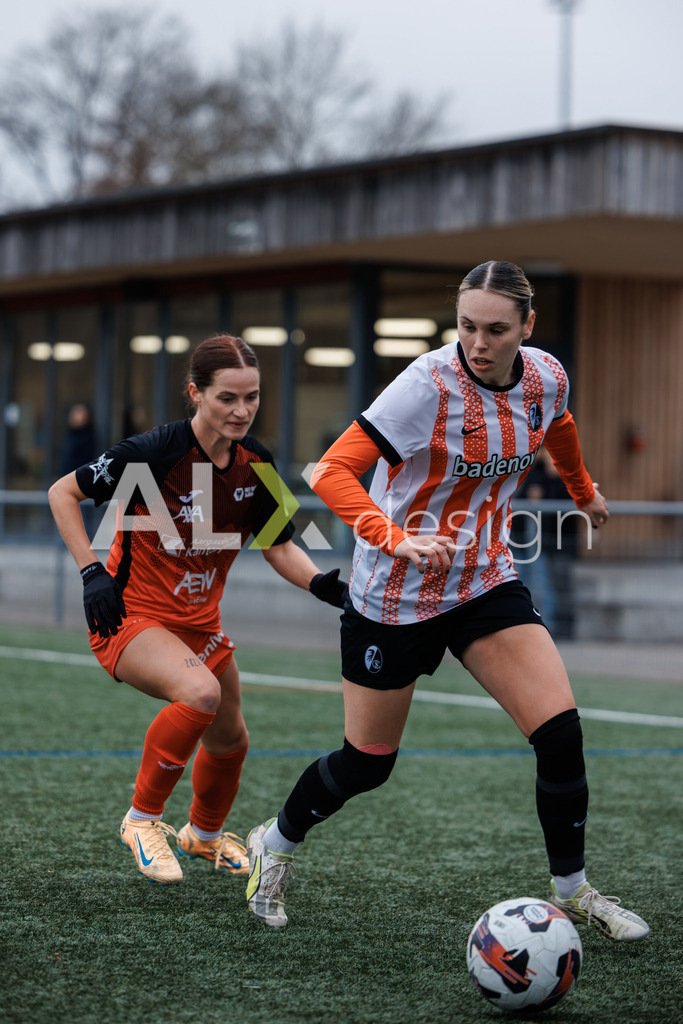 Fußball I Frauen I Saison 2025-2026 I Freundschaftsspiel I FC Aarau Frauen - SC Freiburg U20 I 24.01.2026 | 26 Juliane Hess (SC Freiburg U20) – Abwehr  //  24 Tabea Schütt (FC Aarau) – Mittelfeld - Realisiert mit Pictrs.com