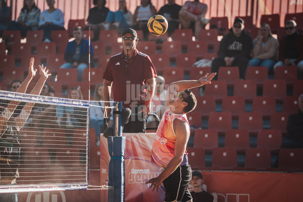 Beachvolleyball | Männer | Allianz German Beach Tour 2025 | Tourstop Düsseldorf | 15.05.2025 | Jonas Kaminski beim Angriff