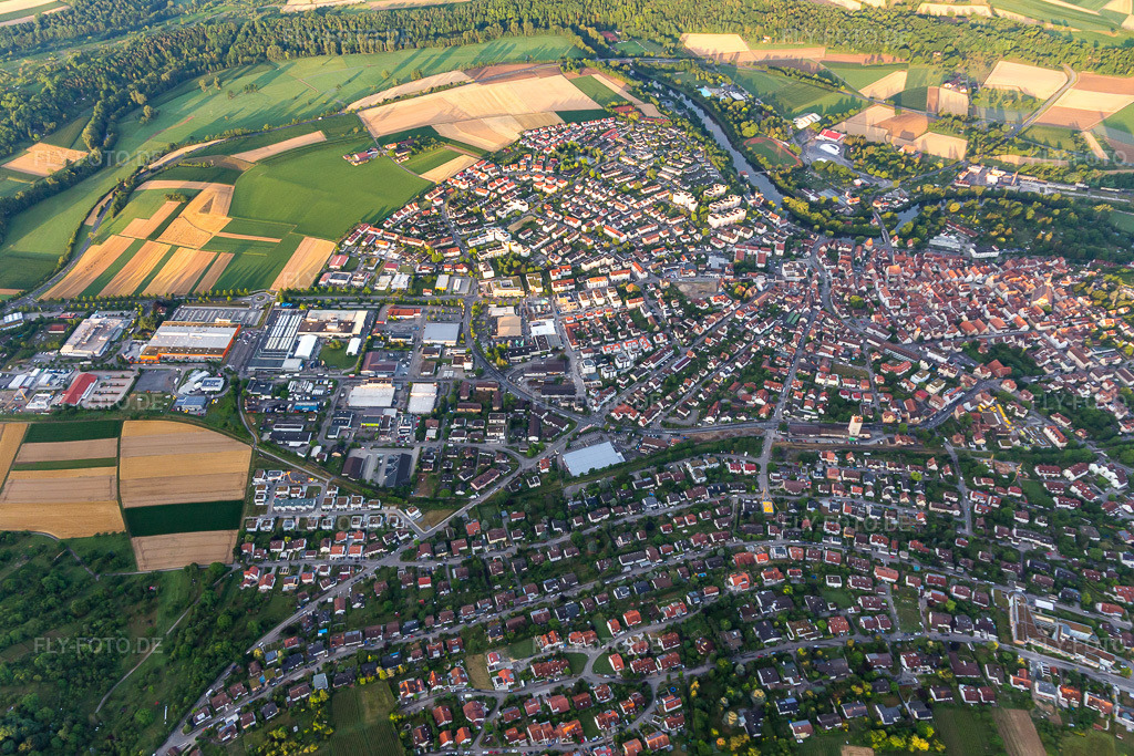 Luftbild: Ortsansicht der Straßen und Häuser der Wohngebiete in Vaihingen an der Enz im Bundesland Baden-Württemberg in Deutschland. Foto: IMG_101528.jpg vom 08.07.2017 durch Werner Riehm/FLY-FOTO.de