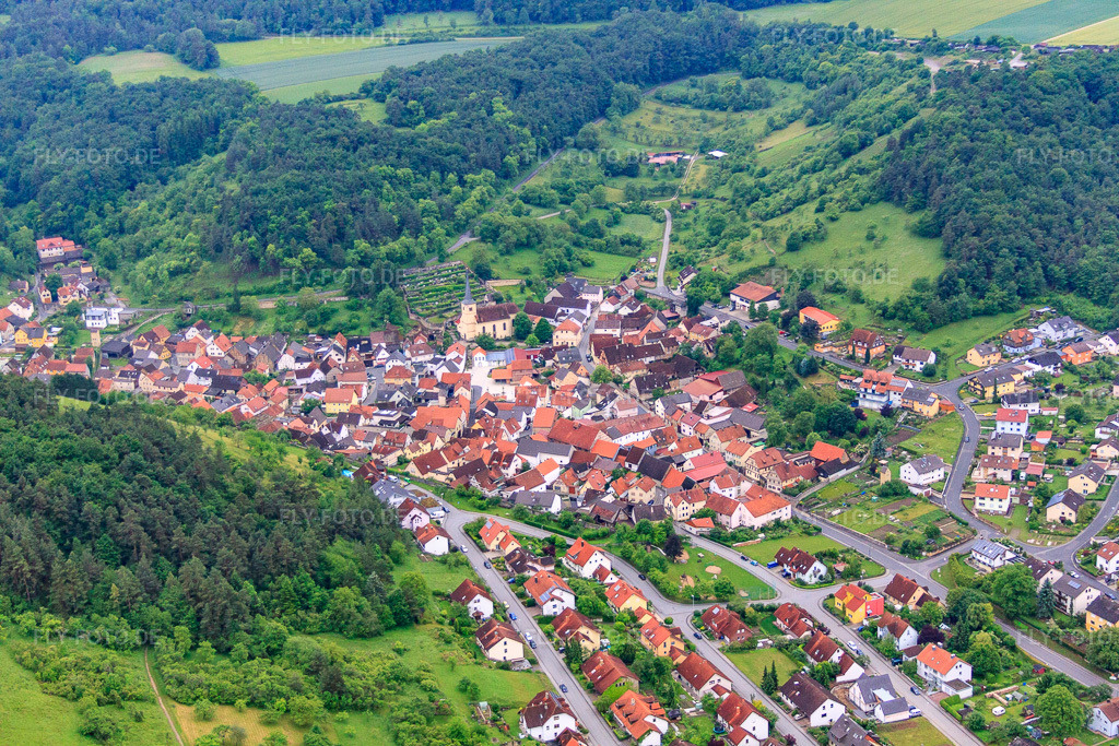 Luftbild: Dorfkern in Sulzthal im Bundesland Bayern in Deutschland. Foto: IMG_65928.jpg vom 30.05.2014 durch Werner Riehm/FLY-FOTO.de