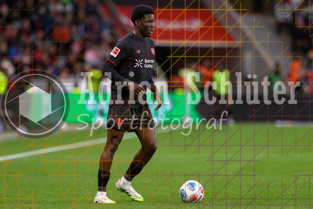 Bayer 04 Leverkusen vs Borussia Mönchengladbach - Bundesliga  | Leverkusen, Deutschland, 21.09.25:   Ernest Poku (Bayer 04 Leverkusen) in Aktion am Ball, Einzelaktion waehrend des Spiels der Bundesliga zwischen  Bayer 04 Leverkusen vs Borussia Mönchengladbach in der BayArena(Foto von Brauer-Fotoagentur / Adrian Schlueter)