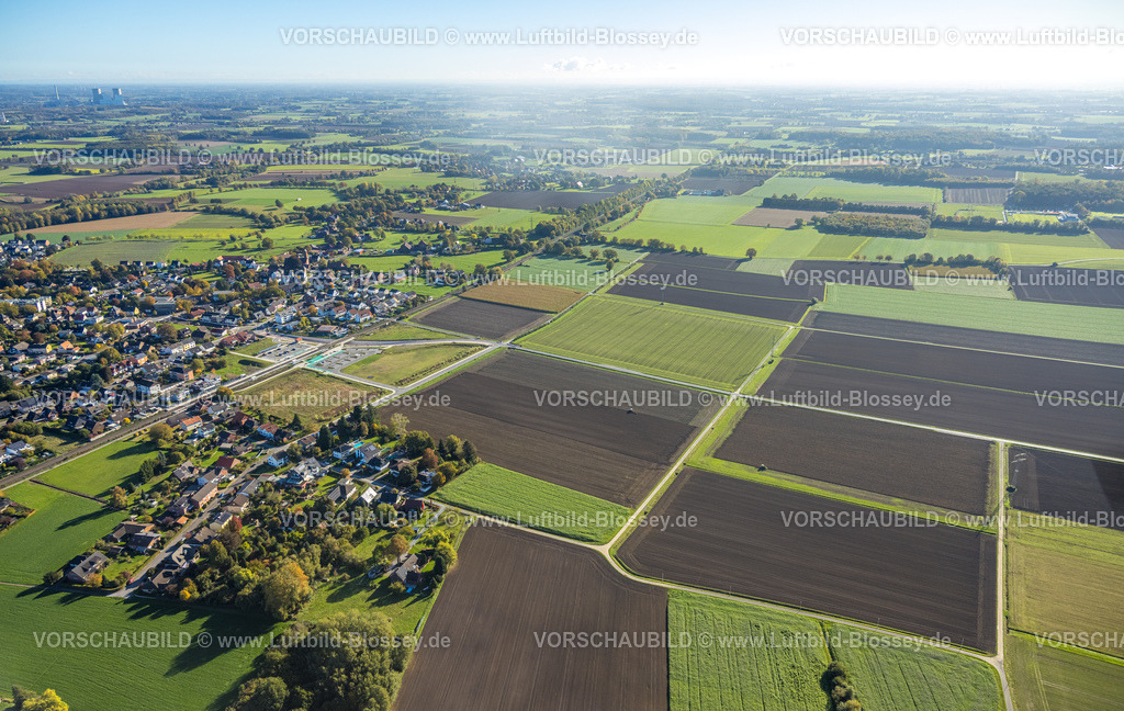 Hamm251001672 | Luftbild, Wiesen und Felder am neuen Haltepunkt Westtünnen am Südfeldweg und Von-Thünen-Straße für den künftigen Bahnhaltepunkt, Bahnlinie mit Eisenbahnbrücke, Stadtbezirk Rhynern, Hamm, Ruhrgebiet, Nordrhein-Westfalen, Deutschland