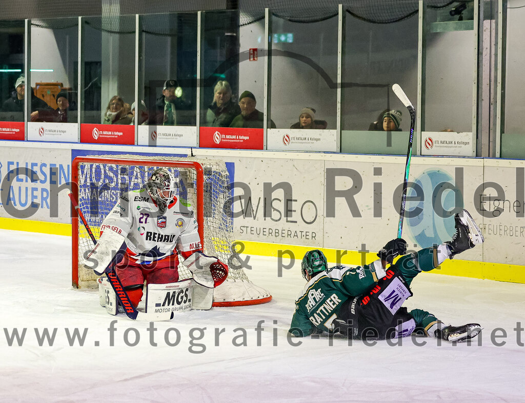 2026-01-18_144_TSV_Erding_gegen_Selber_Woelfe | Erding, Deutschland, 18.01.2026:Eishockey, Oberliga Süd 2025 / 2026, 38. Spieltag, TSV Erding gegen Selber Wölfe, Endergebnis: 2:3 n.V.Torwart Michel Weidekamp (Selber Wölfe, #27), Louis Trattner (Erding Gladiators, #7)Foto: Christian Riedel / fotografie-riedel.net