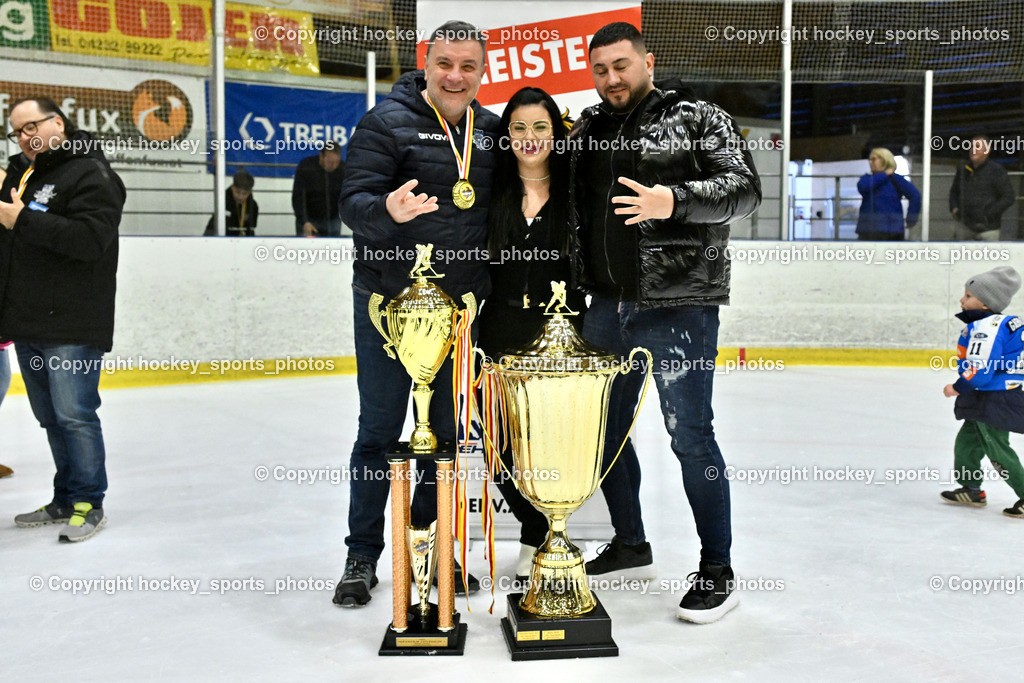 ESC Sparkasse Steindorf Meister 2025/26 | Sektionsleiter ESC Steindorf Hans Tschernutter mit Familie, ESC Sparkasse Steindorf Meister 2025/26, ESC Sparkasse Steindorf Meister 2025/26 am 08.03.2026 in Althofen (Stadthalle Althofen), Austria, (Photo by Bernd Stefan)