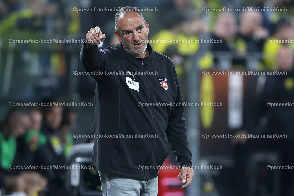 BVB13092401089 | 13.09.2024, 1. Fußball Bundesliga, Borussia Dortmund - 1. FC Heidenheim 1846, Signal Iduna Park, Saison 2024 2025: Trainer Frank Schmidt (Cheftrainer Heidenheim) steht gestikulierend am SpielfeldrandDFB regulations prohibit any use of photographs as image sequences and or quasi-video.