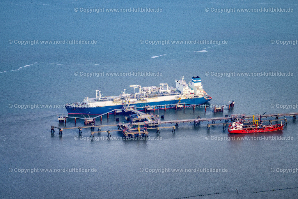 Wilhelmshaven_Höegh_Esperanza_LNG Speicher_und_Verdampfungsschiff_ELS_4530040223 | HOOKSIEL 04.02.2023 Wasserbrücke mit Leitungssystemen des LNG Erdgas und Flüssiggas- Terminal und Entladekai beim Entladen der " Höegh Esperanza " einem LNG-Speicher- und Verdampfungs-Schiff in Hooksiel im Bundesland Niedersachsen, Deutschland. Weiterführende Informationen bei: Höegh LNG AS,  Uniper Anlagenservice GmbH,  Uniper SE. // Water bridge with line systems of the LNG natural gas and liquid gas terminal and unloading dock when unloading the "Hoeegh Esperanza" an LNG storage and evaporation ship in Hooksiel in the state Lower Saxony, Germany. Further information at: Hoeegh LNG AS,  Uniper Anlagenservice GmbH,  Uniper SE. Foto: Martin Elsen