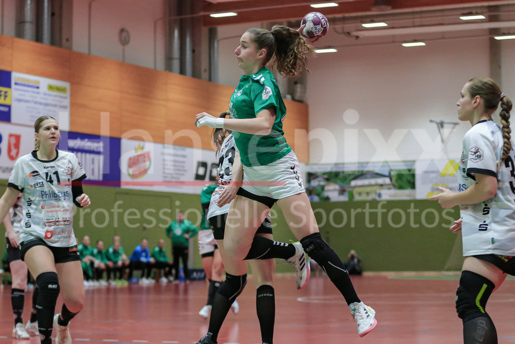 Handball, 2. Bundesliga Frauen, SV Werder Bremen - HL Buchholz 08-Rosengarten | v.li.: Lara Niemann (SV Werder Bremen, 35) beim Wurf, am Ball, Spielszene, Aktion, Action