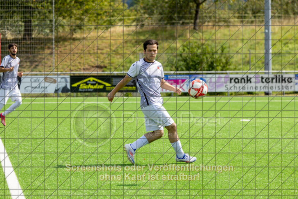20250824_130120_0111 | #,1.FC Heiningen II (gelb) vs. 1.Göppinger SV III (weiß), Fußball, Kreisliga B7 - Bezirk Neckar/Fils, 01. Spieltag, Saison 2025/2026, Kunstrasenplatz Sportzentrum Heiningen, Krautgarten 1, 73092 Heiningen, 24.08.2025 - 13:00 Uhr,Foto: PhotoPeet-Sportfotografie/Peter Harich