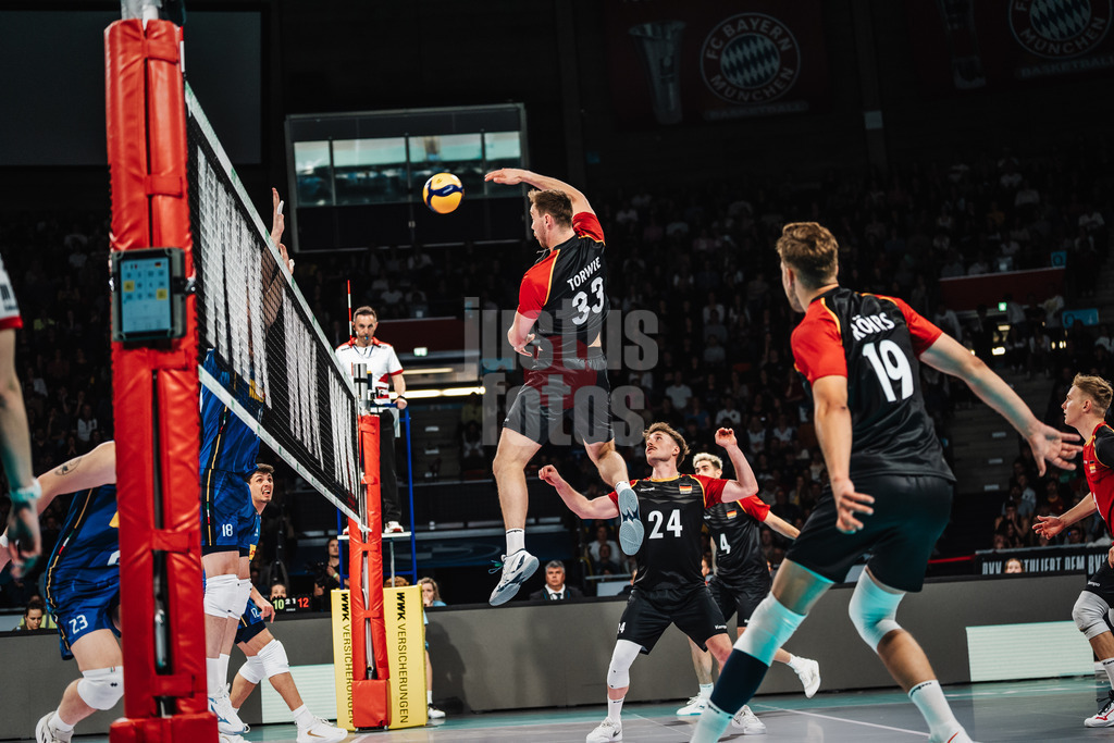 Volleyball | Männer | Testspiel | Deutschland vs. Italien | 26.05.2025 | Angriff von Simon Torwie (#33, Deutschland)