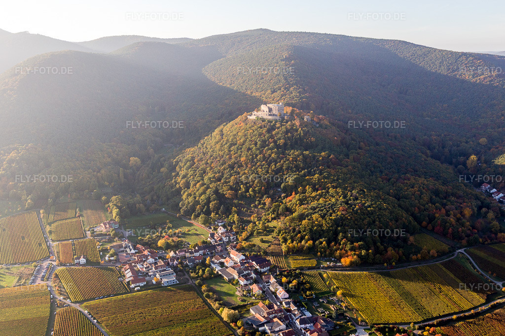 Luftbild: Burganlage des Schloß Hambacher Schloss im Ortsteil Hambach an der Weinstraße. Wiege der deutschen Demokratie im Ortsteil Diedesfeld in Neustadt im Bundesland Rheinland-Pfalz in Deutschland. Foto: IMG_095610.jpg vom 30.10.2016 durch Werner Riehm/FLY-FOTO.de