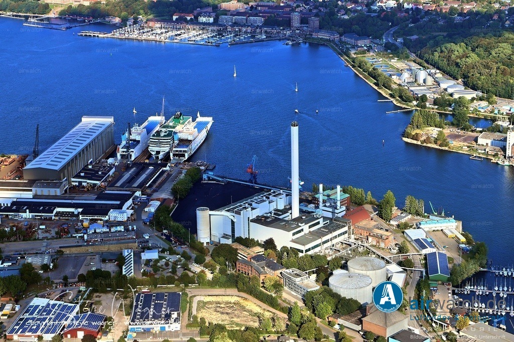 Luftbild Flensburger Foerde, Flensburger Stadtwerke, Werft, FSG,  Kraftwerk in Flensburg | Das Kraftwerk in Flensburg, betrieben von den Stadtwerken Flensburg, ist ein wärmegesteuertes Heizkraftwerk, das hauptsächlich für die Versorgung der Stadt und angrenzender Gemeinden mit Fernwärme und Strom zuständig ist.  Es ist ein zentraler Bestandteil der Energieversorgung in Flensburg, wobei 98 Prozent der Haushalte an das Fernwärmenetz angeschlossen sind.