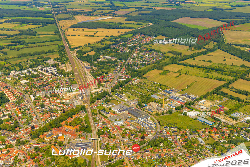 Bahnstrecke Ludwigslust Bild- Das Luftbild wurde 2025 vom UL-Flugzeug heraus erstellt ( keine Drohne bzw. Drohnenaufnahme ) - Hochauflösende Luftaufnahme -Nicht vergleichbar mit Google Maps oder Satelittenbilder- Die Geschenkidee !Mit Lizenz und Bildrechte bestellbar - CC