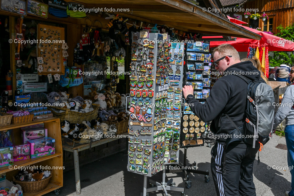 Hallstatt_ 19.05.2023-26 | 19.05.2023, Hallstatt, AUT, Hallstatt, im Bild Eingang zum Ortskern, Souveniekiosk