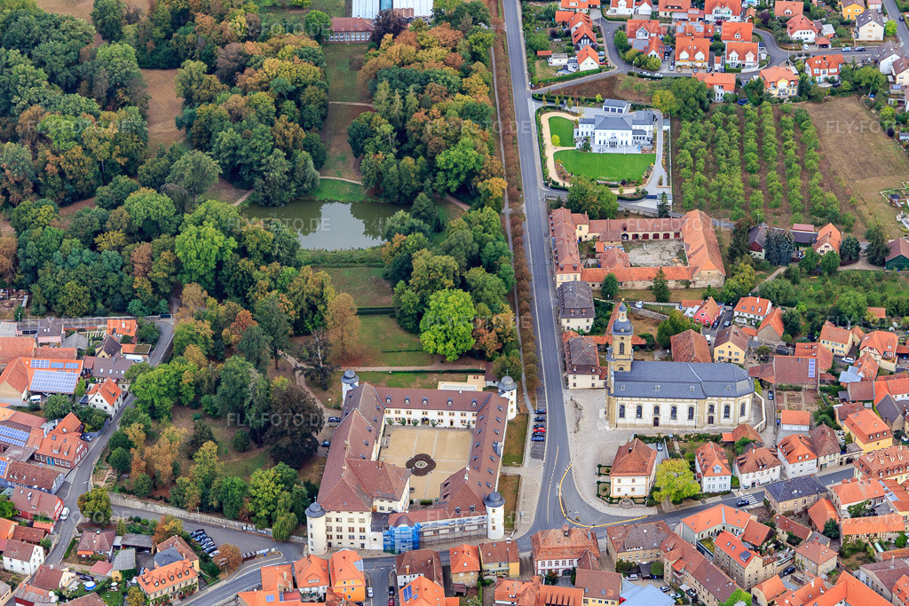 Luftbild: Schloßplatz mit Graf Schönborn - Schloss und Schlosspark Wiesentheid und Mauritiuskirche Wiesentheid in Wiesentheid im Bundesland Bayern in Deutschland.Foto: IMG_111223.jpg vom 09.09.2018 durch Werner Riehm/FLY-FOTO.deHaus Schönborn - Graf von SchönbornWWW.MAURITIUSKIRCHE-WIESENTHEID.DE