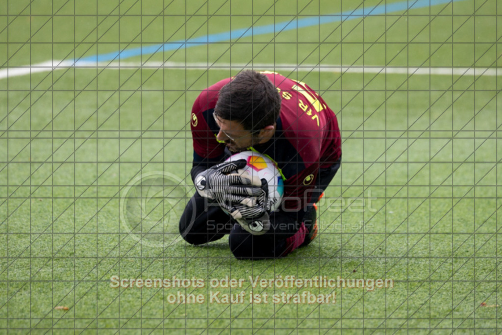 20251130_133617_0207 | #,FC Illiria Göppingen II (rot) vs. VfR Süßen II (blau), Fussball, Kreisliga B10 - Bezirk Neckar/Fils, 15. Spieltag, Saison 2025/2026, Kunstrasenplatz Nord, Hohenstaufenstraße 116, 73033 Göppingen, 30.11.2025 - 13:00 Uhr,Foto: PhotoPeet-Sportfotografie/Peter Harich