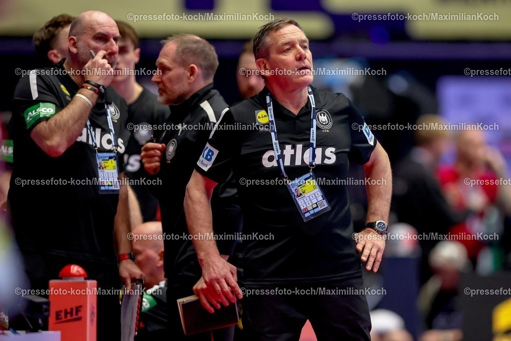 EHF19012602189 | 19.01.2026, Handball, Men's EHF EURO 2026, Deutschland - Spanien, Jyske Bank Boxen in Herning, Dänemark, Preliminary Round: Headcoach Alfred Gislason (Germany #hc) gestikulierend am Spielfeldrand  
