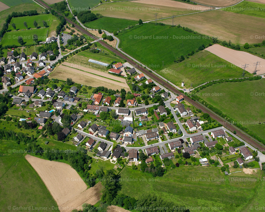 2626244 | NEUMüHL 09.06.2006 Ortsansicht am Rande von landwirtschaftlichen Feldern und Nutzflächen  in Neumühl im Bundesland Baden-Württemberg, Deutschland // Village view on the edge of agricultural fields and land  in Neumühl in the state Baden-Wuerttemberg, Germany Foto: Gerhard Launer