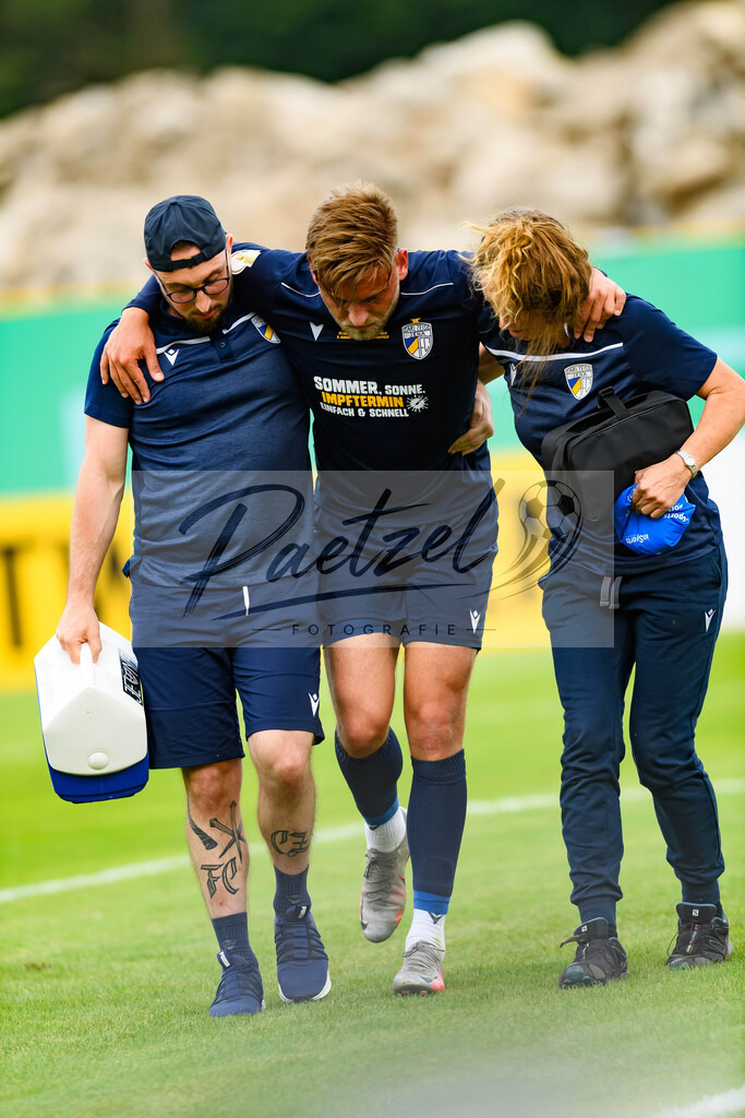 JENKOE20210808_034 | Fussball, Herren: Dennis Slamar (FC Carl Zeiss Jena) verletzt beim Spiel der 1. Runde im DFB-Pokal zwischen FC Carl Zeiss Jena und 1. FC Koeln im Ernst-Abbe-Sportfeld am 08.08.2021 in Jena, Deutschland.DFB / DFL REGULATIONS PROHIBIT ANY USE OF PHOTOGRAPHS AS IMAGE SEQUENCES AND/OR QUASI-VIDEO. - Realisiert mit Pictrs.com