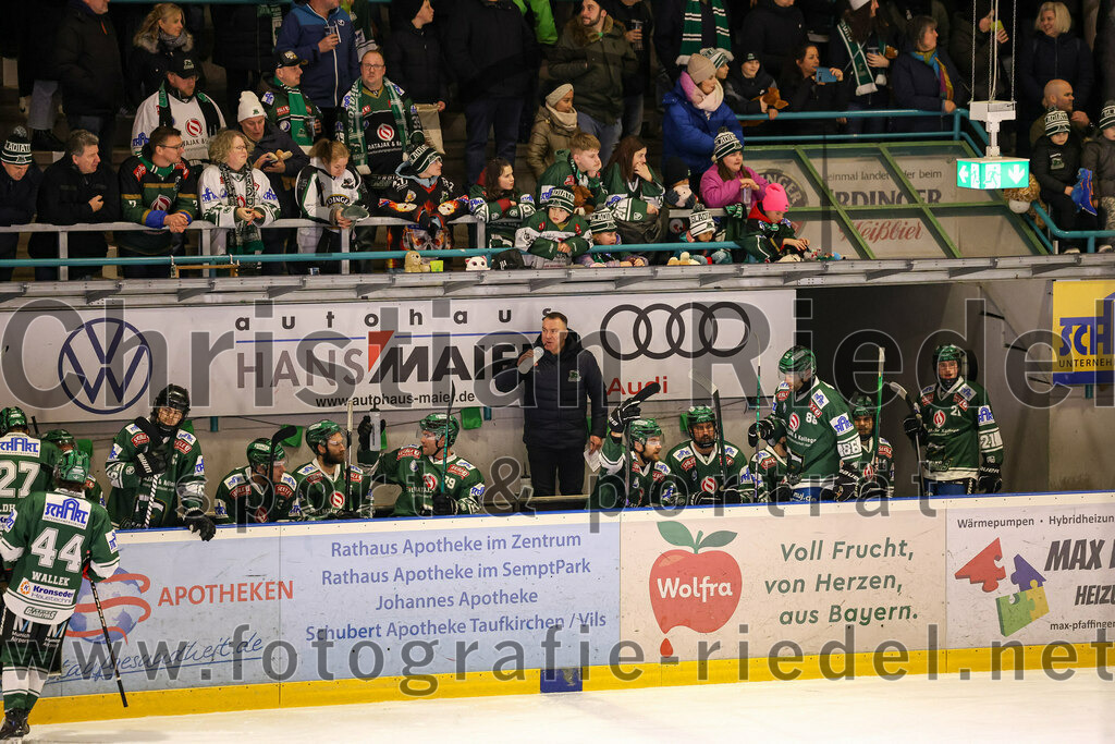2024-02-02_052_TSV_Erding_gegen_ERSC_Amberg | Erding, Deutschland, 02.02.2024:
Eishockey, Bayernliga Vorrunde 2023 / 2024, 30. Spieltag, TSV Erding gegen ERSC Amberg, Endergebnis: 1:0

Teamchef Thomas Daffner (Erding Gladiators)

Foto: Christian Riedel / fotografie-riedel.net