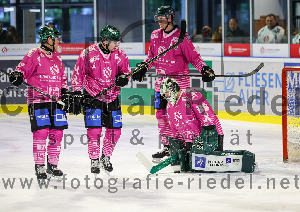 2025-10-05_034_TSV_Erding_gegen_Heilbronner_Falken | Erding, Deutschland, 05.10.2025:Eishockey, Oberliga Süd 2025 / 2026, 6. Spieltag, TSV Erding gegen Heilbronner Falken, Endergebnis: 3:1Thomas Matheson (Erding Gladiators, #37), Jesse Kauhanen (Erding Gladiators, #4), Elia Ostwald (Erding Gladiators, #17), Torwart Leon Meder (Erding Gladiators, #39)Foto: Christian Riedel / fotografie-riedel.net