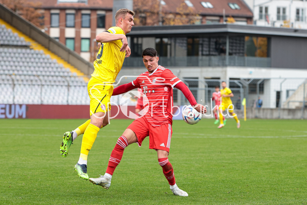 FC Bayern Amateure - FC Wuerzburger Kickers | Felix Goettlicher (FWK #15) im Duell mit Yusuf KABADAYI (FCB #7)