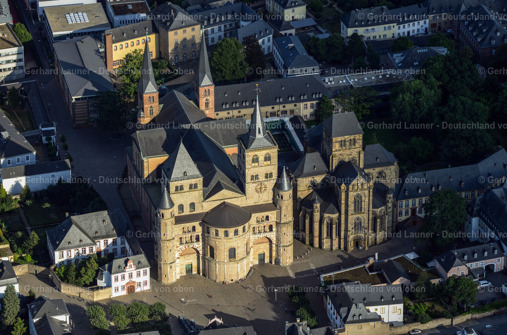 3291005 | Die Hohe Domkirche St. Peter zu Trier ist die älteste Bischofskirche Deutschlands und die Mutterkirche des Bistums Trier