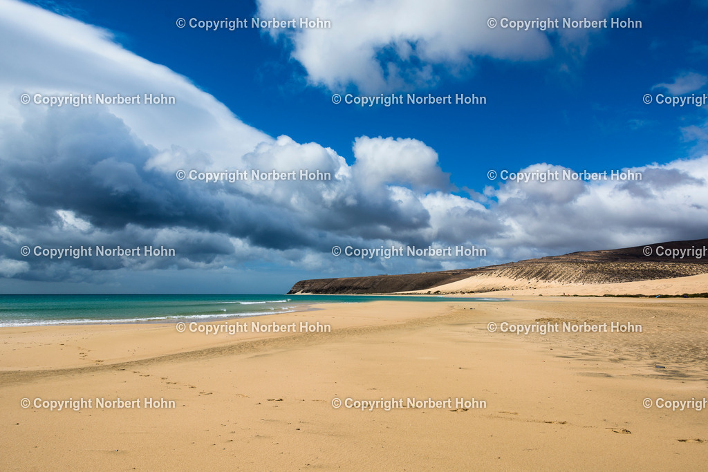 Reisefotografie - Spanien - Fuerteventura | Unendlicher Strand auf der kanarischen Insel Fuertefentura. - Realisiert mit Pictrs.com