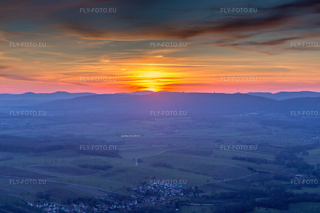 Vue aérienne: Coucher de soleil sur le paysage des Vosges du Nord à Ingolsheim dans le département Bas Rhin, France. Photo: IMG_105018.jpg prise le 21/03/2018 par Werner Riehm/FLY-FOTO.eu – Résolution de l'original: 5472 x 3648 px