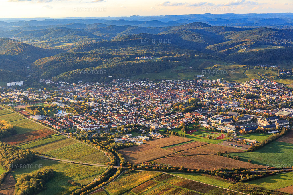 Luftbild: Stadtansicht aus Südosten mit B38 Orstumgehung in Bad Bergzabern im Bundesland Rheinland-Pfalz in Deutschland. Foto: IMG_074647.jpg vom 14.10.2014 durch Werner Riehm/FLY-FOTO.de