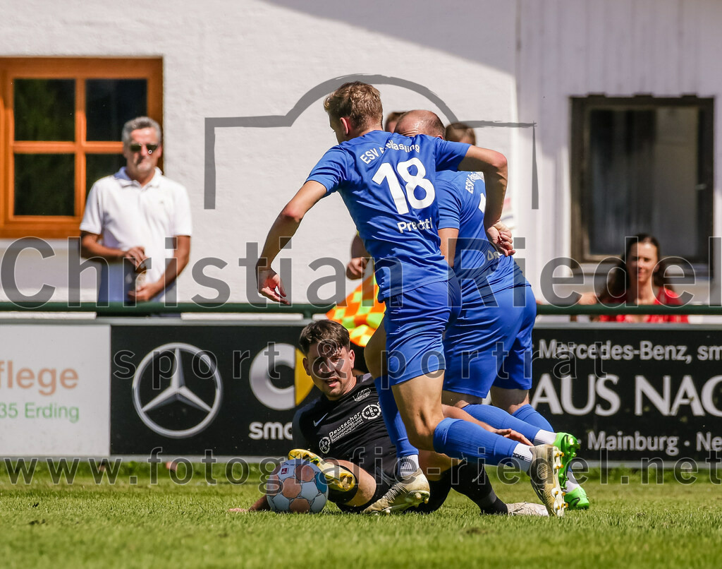 2023-08-12_045_FC_Langengeisling_gegen_ESV_Freilassing | Erding, Deutschland, 12.08.2023:
Fußball, Bezirksliga Oberbayern Ost 2023 / 2024, 4. Spieltag, FC Langengeisling gegen ESV Freilassing, Endergebnis: 2:1

Maximilian Maier (FC Langengeisling, #10), Markus Prechtl (ESV Freilassing, #18), Albert Deiter (ESV Freilassing, #11)

Foto: Christian Riedel / fotografie-riedel.net