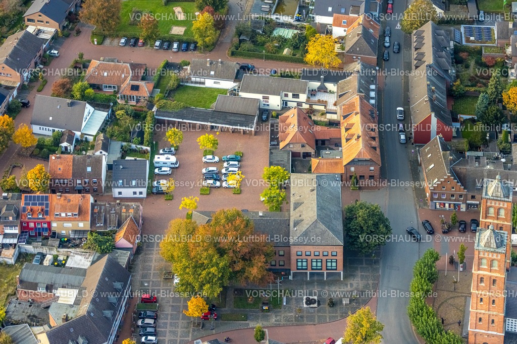 Uedem241014173 | Luftbild, Rathaus Stadtverwaltung und Parkplätze, , Uedem, Niederrhein, Nordrhein-Westfalen, Deutschland